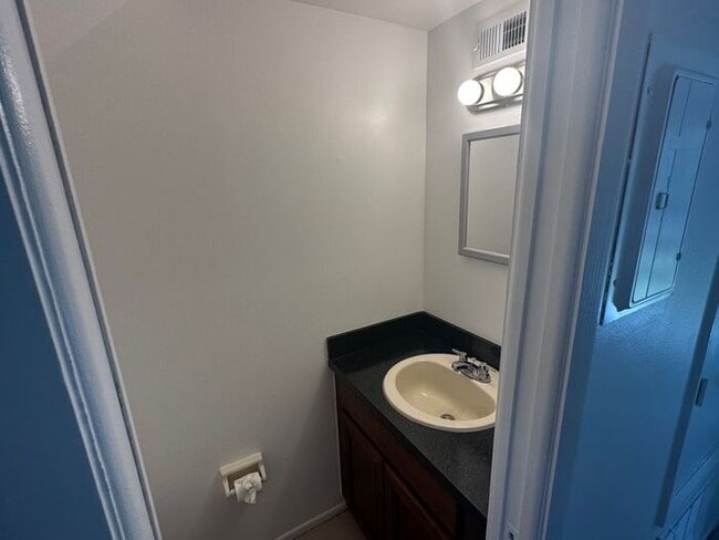 Building Photo - GREAT 2/2.5 Townhome Near UCF! Available Now!