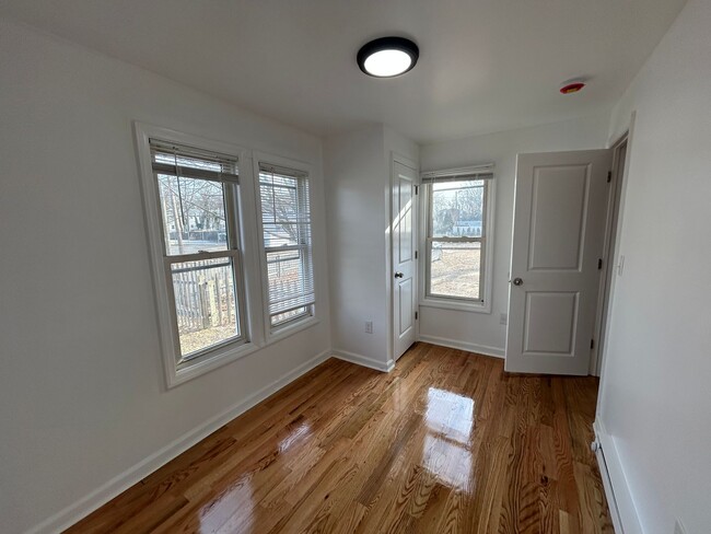 Building Photo - Newly Renovated 5 Bedroom 2 Bathroom Singl...