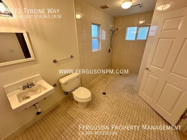Building Photo - 4111 Tyrone Way