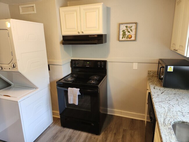 Building Photo - Cozy Apartment located near UAMS!