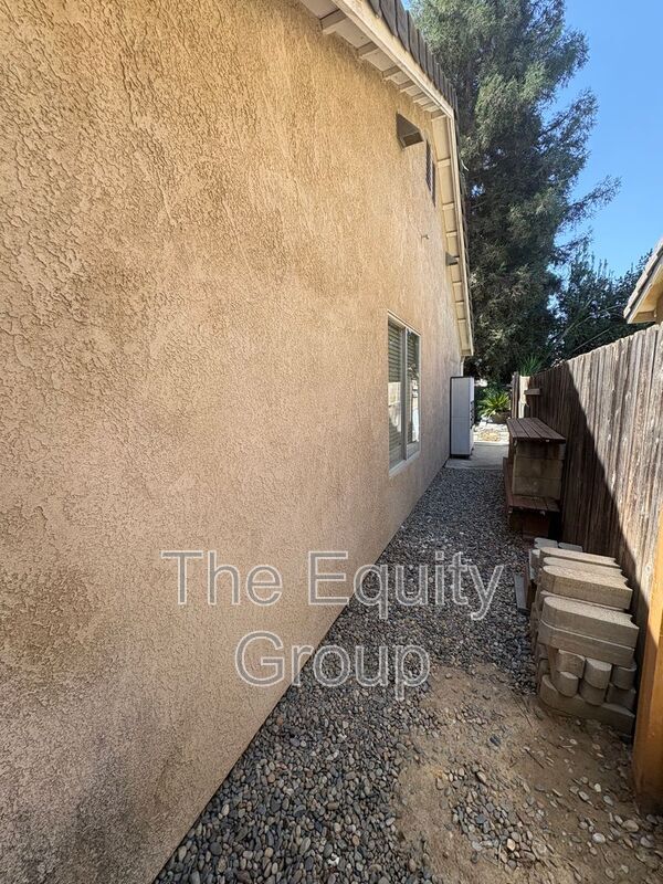 Building Photo - 2935 S Aspen St