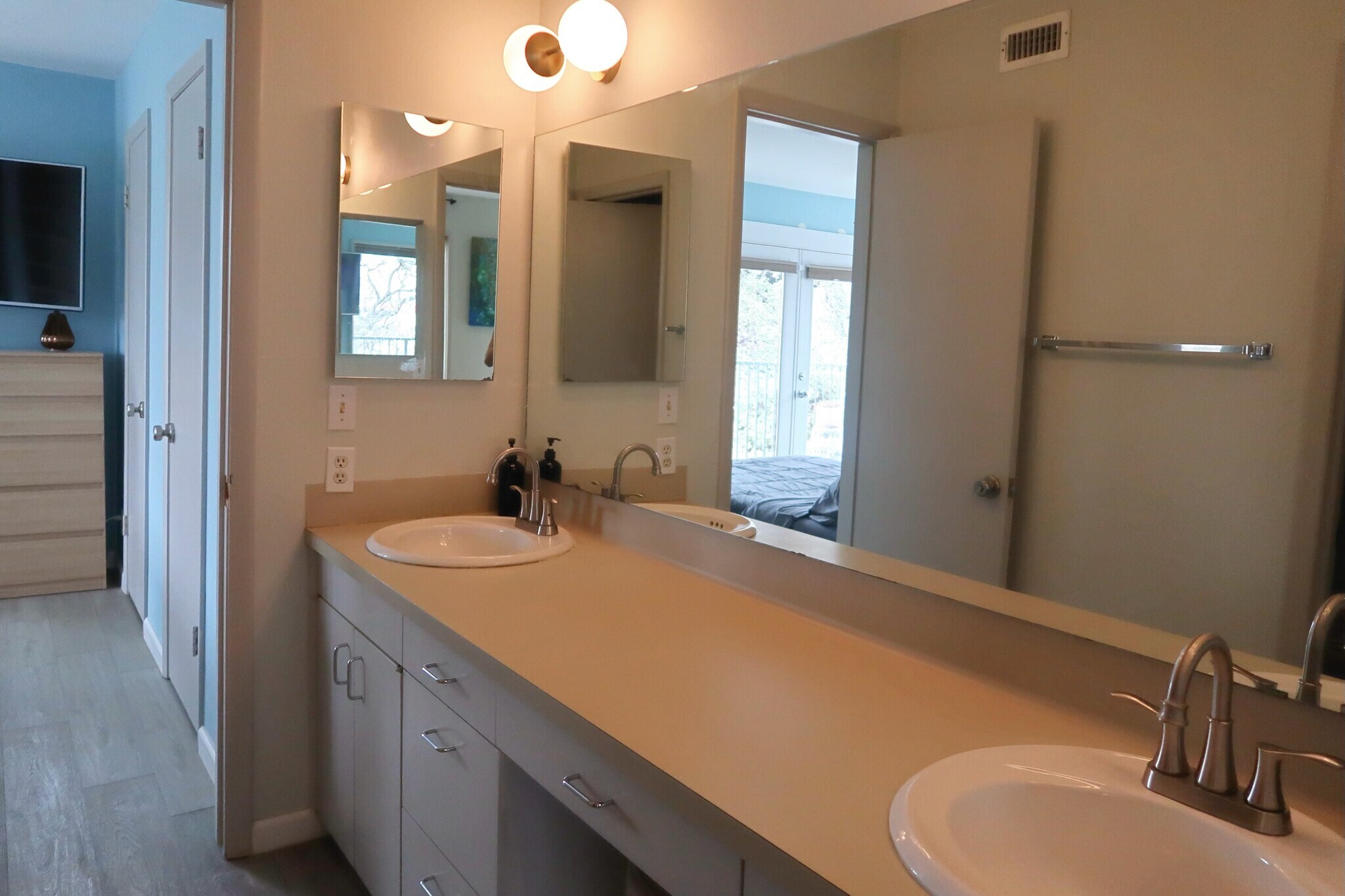 Building Photo - 1106 W 6th St