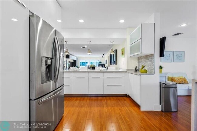 Building Photo - 812 E Cypress Ln