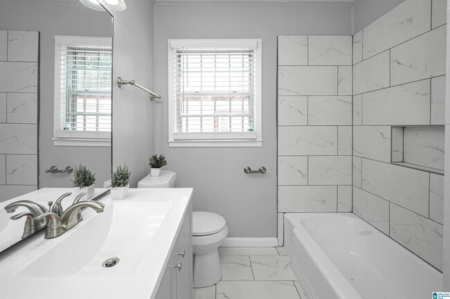 Building Photo - 328 Beta St