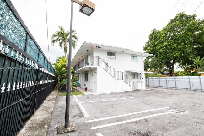 Building Photo - 979 SW 10th St