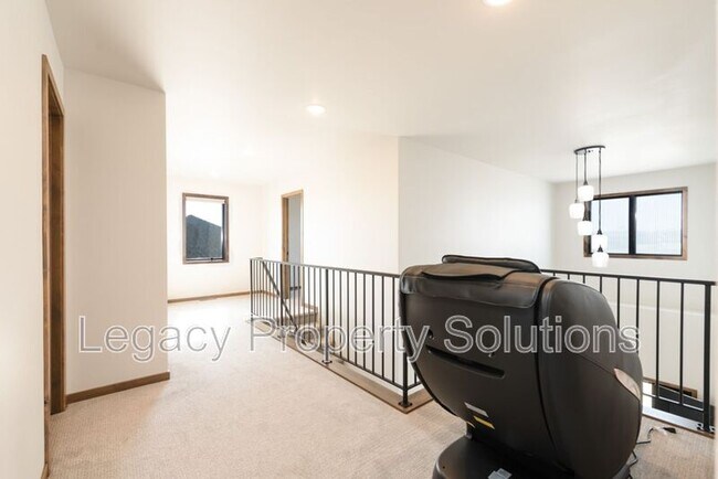 Building Photo - 527 Flint Dr