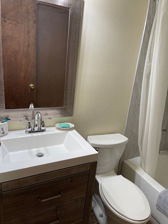 Building Photo - 4 Bedroom Rancher