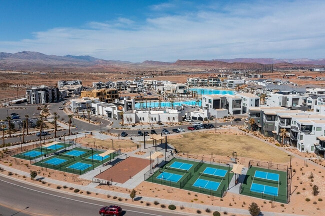 Building Photo - Desert Color Condo