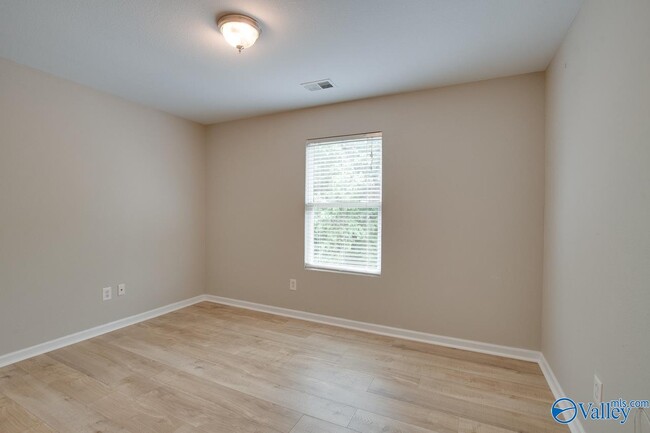 Building Photo - 102 Whitestone Dr NE