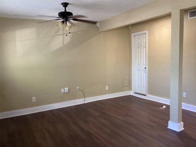 Building Photo - 15831 Bazelbriar Ln