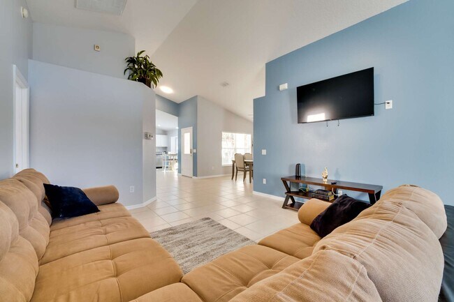 Building Photo - 532 Viola Dr