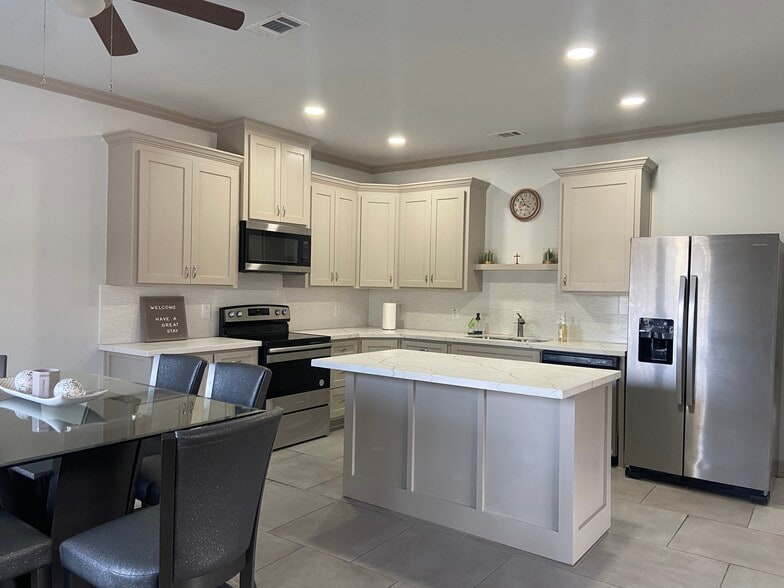 Kitchen and dining area - 2925 Pecos St