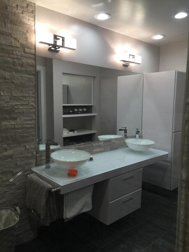 Building Photo - 7770 La Mirada Dr