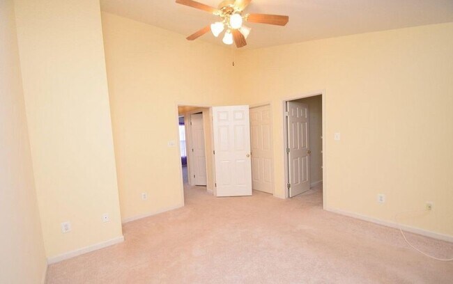 Building Photo - Beautiful Townehome - Lees Hill Community