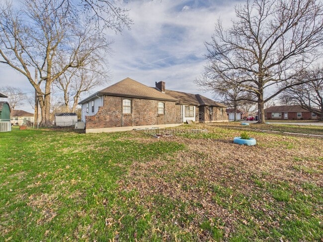 Building Photo - 3929 S Carriage Ln