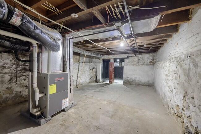 Building Photo - 611 S Prince St