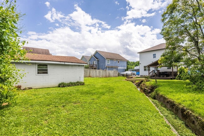 Building Photo - 213 Winchester St