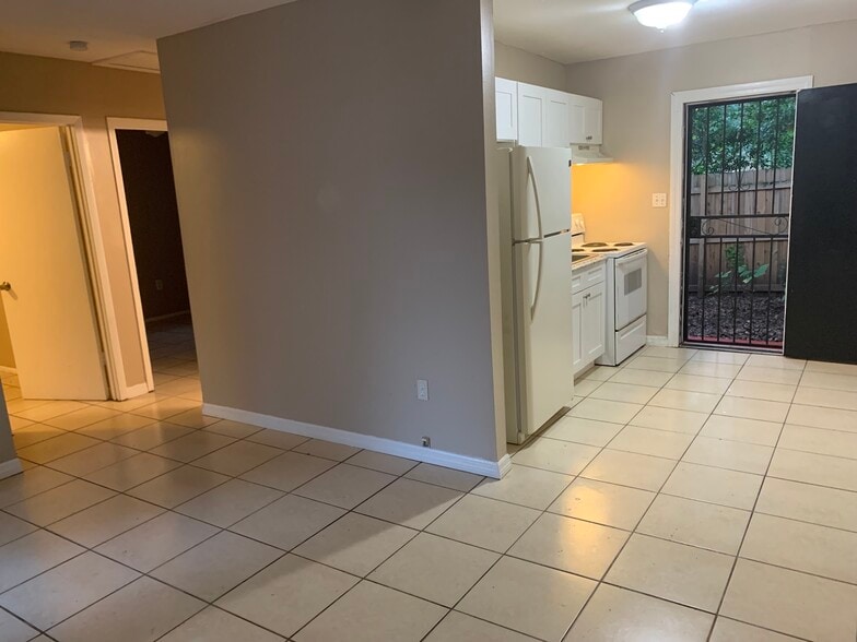 Building Photo - 10008 N Lantana Ave