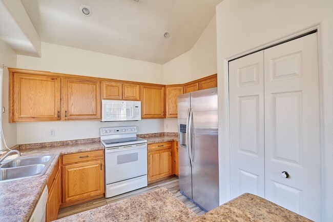 Building Photo - 2 Bed / 2 Bath Condo with Garage in Centra...