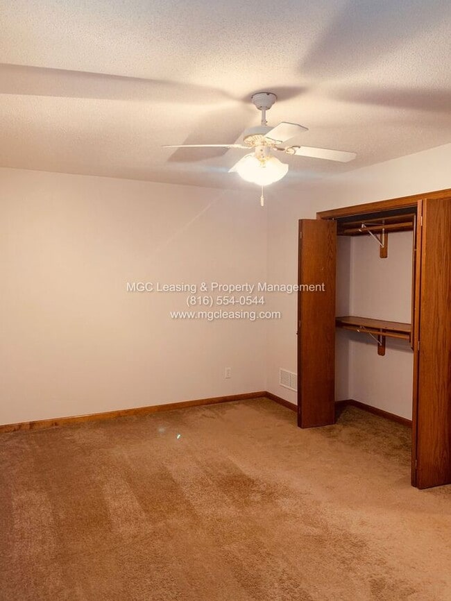 Building Photo - Spacious Raymore Townhome in Prime Remington Village Location