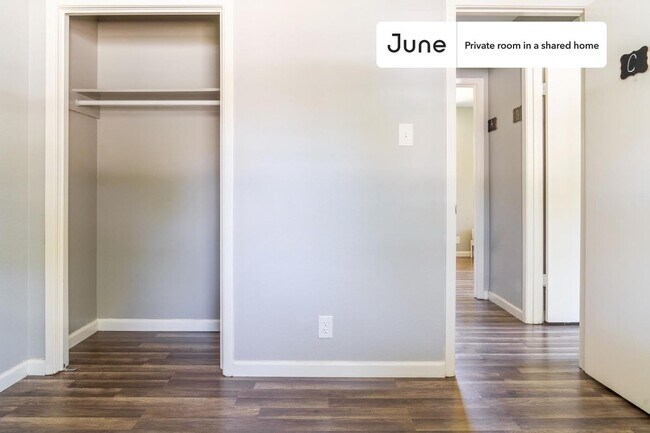 Building Photo - Private bedroom in 3 bed/2 bath Home