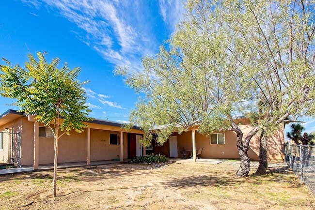 Building Photo - Clean and Airy Casita with Tons of Storage!