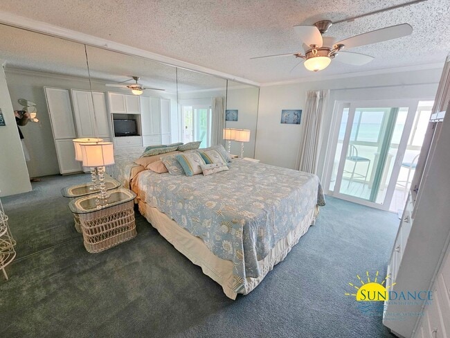 Building Photo - Spacious waterfront furnished condo in Des...