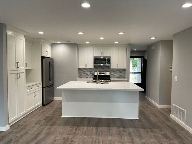 Building Photo - Yountville Condo