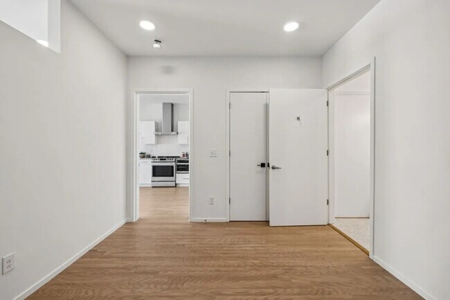 Building Photo - 806 Olympic St