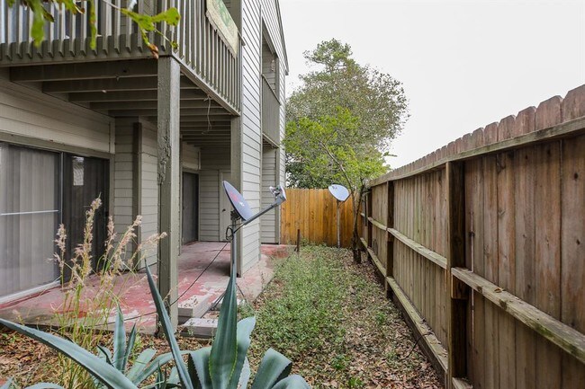 Building Photo - 17417 Red Oak Dr