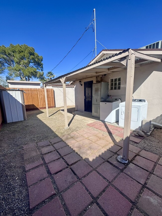 Building Photo - FOR RENT