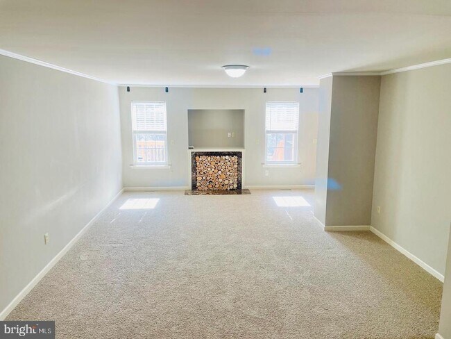 Building Photo - 711 Yorktown Blvd