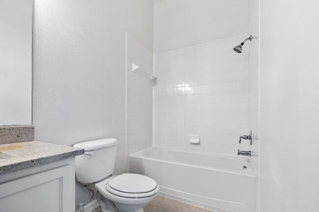 Building Photo - "Charming 3-Bed Townhouse with Granite Elegance in Ruskin - 1366 Sq Ft of Comfort!"