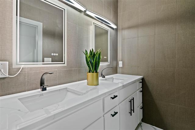Building Photo - 9726 Sunset Dr