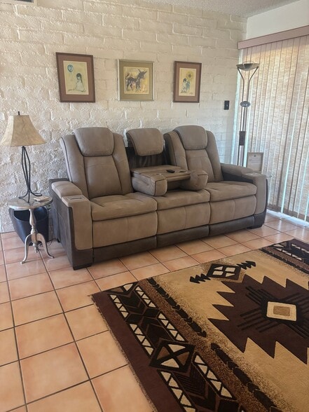 Building Photo - 6 W Greenock Dr