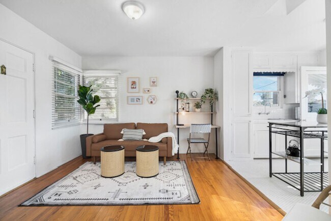 Building Photo - Beautiful 1B/1BA Upstairs Furnished Apt in...