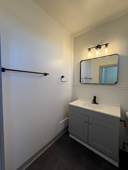 Building Photo - 1342 W 69th St