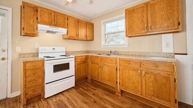 Building Photo - For Rent: 2BR, 1BA duplex (Do not apply without speaking with us first.)