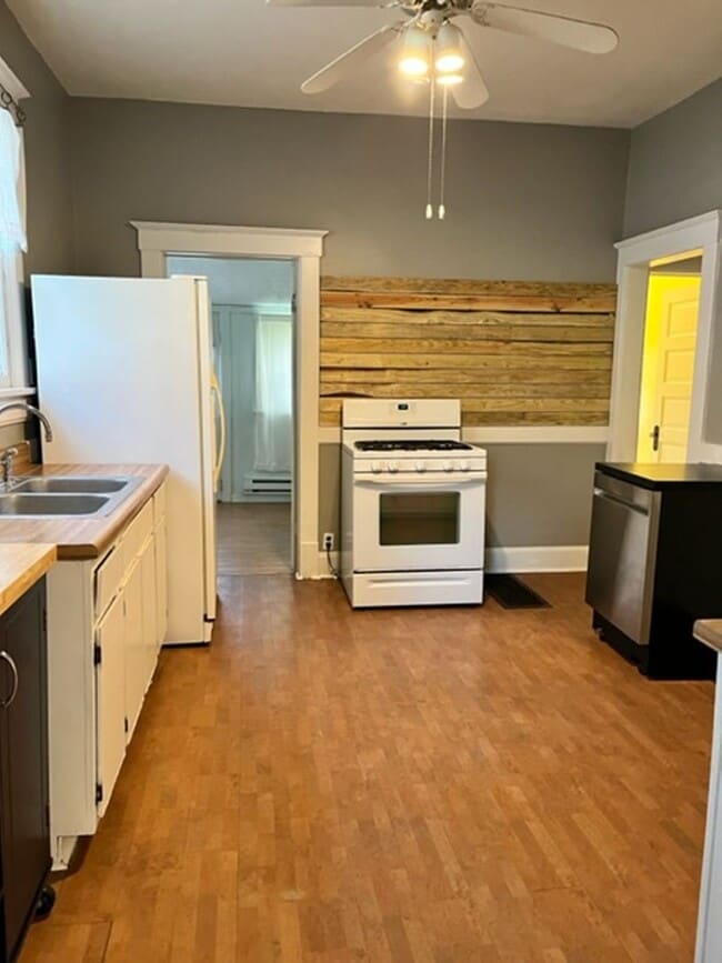 Building Photo - Charming Single Family Home with detached ...