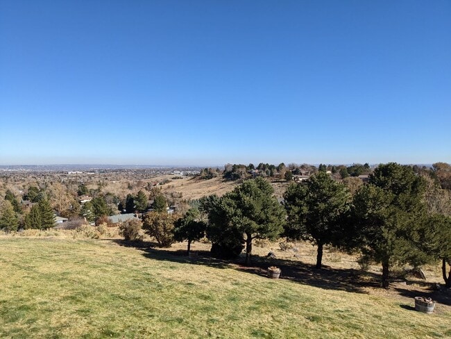 Building Photo - Stunning Golden Townhouse On Top of The World!