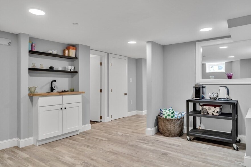 Building Photo - 19 Plymouth St