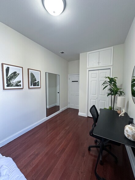 Building Photo - 207 N 11th St