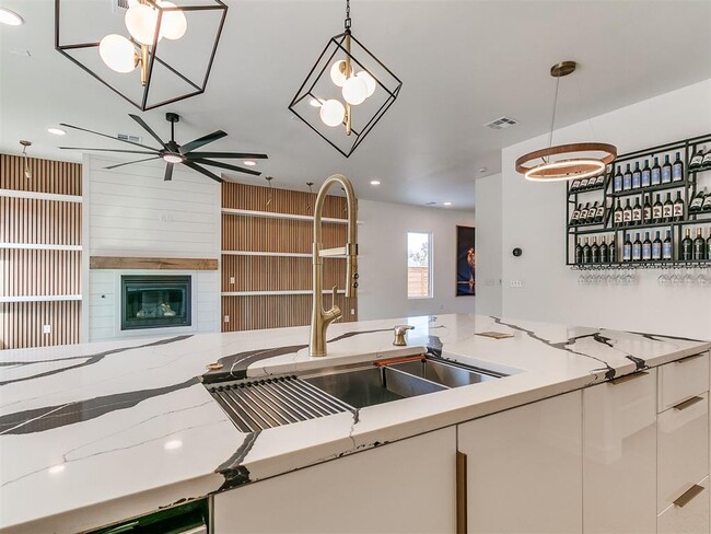 Building Photo - 605 N Idaho Ave