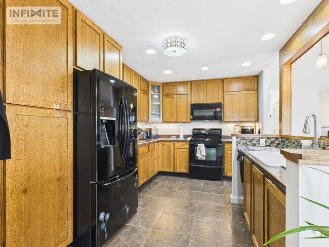 Building Photo - Great Four Bedroom!