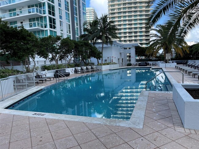 Building Photo - 1060 Brickell Ave
