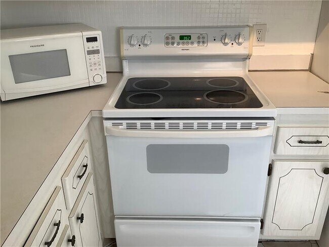 Building Photo - 189 Saxony Trail