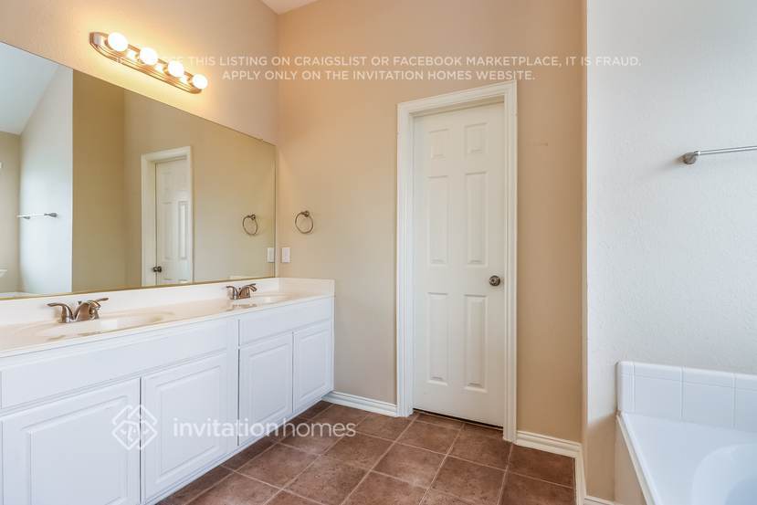 Building Photo - 5237 Bay View Dr