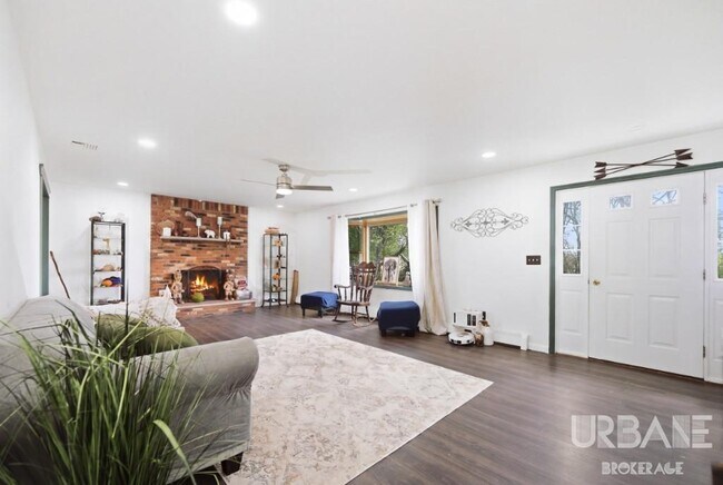 Building Photo - Stunning Mid Century American Ranch