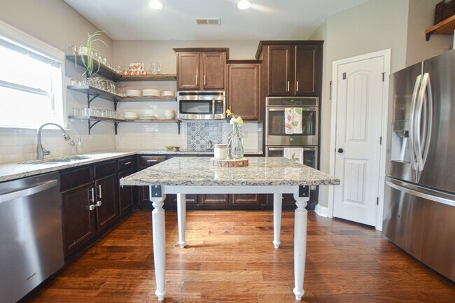 Building Photo - Pet Friendly Four Bedroom!