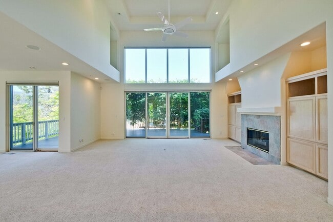 Building Photo - Large 3,767 sqft home on a 10,000 sqft lot- 2 bed located on 1st floor w/ separate entrance - Top...